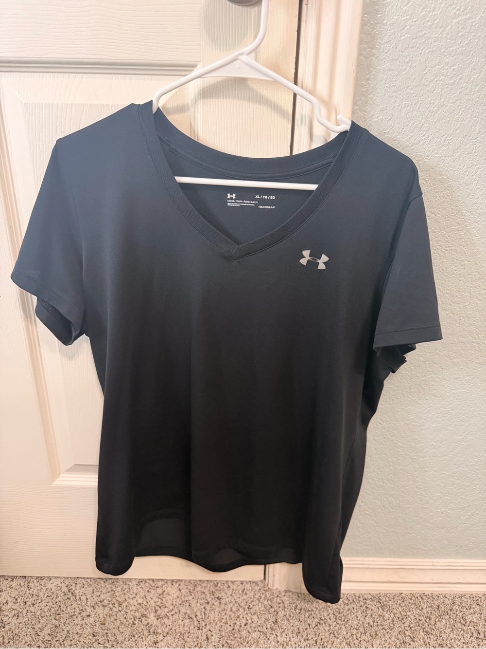 Under Armour Women's Black V-Neck T-shirt Women’s US XL loose fit heatgear
